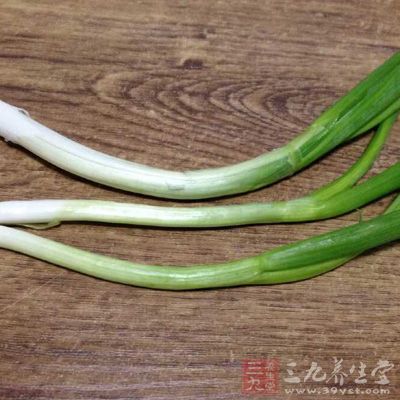 老抽一勺、小蔥三四根、細鹽一勺
