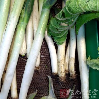 將鮮豬血放的盆內，加入澱粉、精鹽、醬油、五香面、胡椒面、蔥末、姜末、味精、香油攪勻