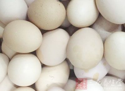 鹽10克，水300克，雞蛋100克，蜂蜜25克，奶油120克