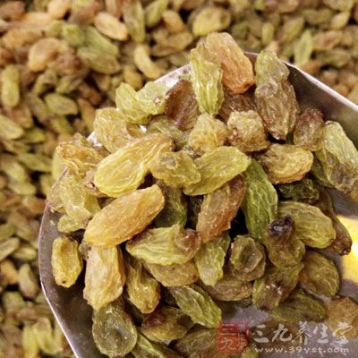 准備好奶油50克，糖粉50克，椰絲80克，葡萄干20克以備用