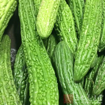 200克左右重苦瓜1根，土鴨蛋4個