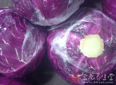 紫甘藍半顆，蔥10克，鹽3克，味精(依照個人口味可加可減)