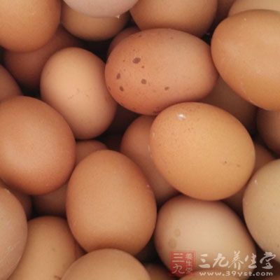 雞蛋去掉蛋黃，取蛋白攪打至起泡待泡沫細小即可靜置一旁