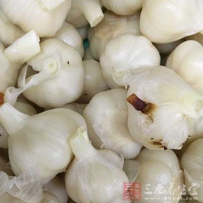 雞肫400克，白皮大蒜50克