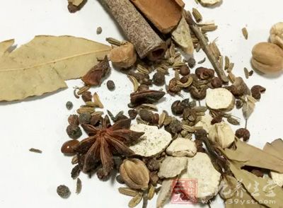 五花肉，宜賓芽菜，花椒，生姜，八角，丁香，醬油，白糖，老抽，鹽