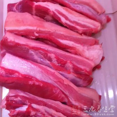 把五花肉碼放在適合大小的碗中