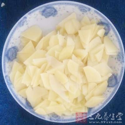 五方花肉，土豆，蔥，姜，料酒，紅腐乳汁