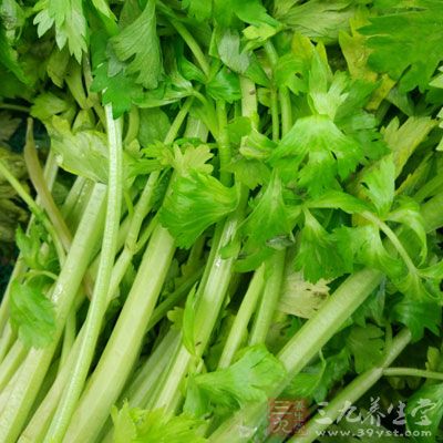 放入小芹菜斷翻炒