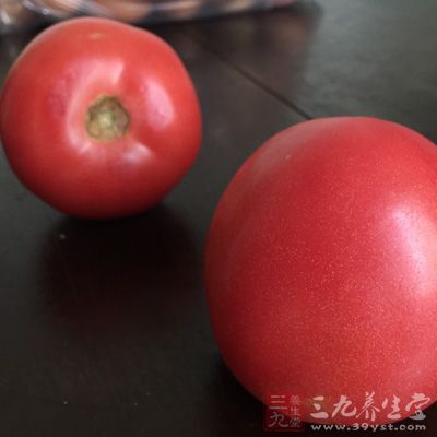 茄子兩根，大土豆一個，西紅柿兩個，元蔥半個