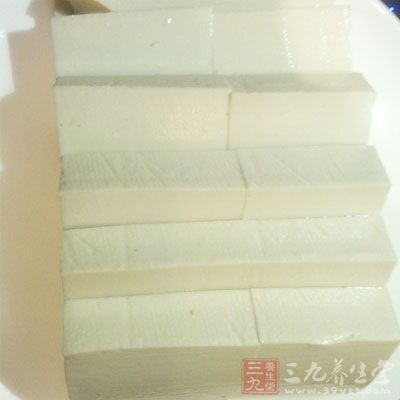 將肉剁碎(肥瘦對半,五花肉最後),豆腐捏碎備用 將肉剁碎(肥瘦對半,五花肉最後),豆腐捏碎備用