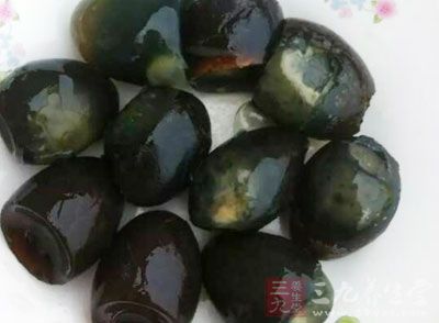 皮蛋3個、二尖條青椒4根、生抽、麻油、味精