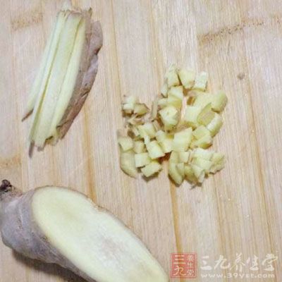 皮蛋5只，青椒3個，姜末3克，香醋5克，鹽3克