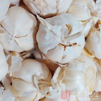 花甲1斤，蒜頭5-6粒(切碎)，紅尖椒1個(切絲切圈都可)