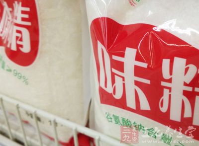 肉雞1只，青筍500克，精制油100克，味精20克