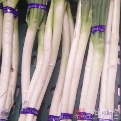 小白洋蔥3個，大蔥1根，韭菜10根，胡蘿卜1根
