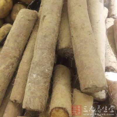 土雞1只，山藥1塊，白蘿卜1/2個，胡蘿卜1/2個