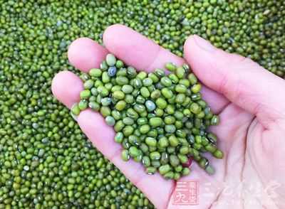 內脂豆腐1盒，青豆20克，素肉醬2大匙