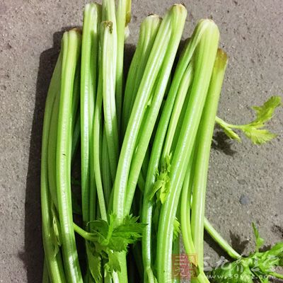 鹵水豆腐500克(相對於石膏豆腐而言) ，芹菜400克