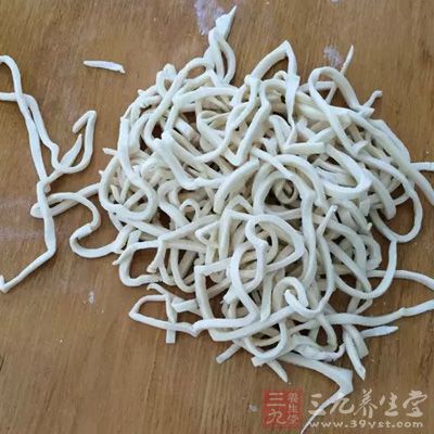 面條,小白菜,青椒,雞蛋,火腿腸,蔥,姜,油,鹽 面條,小白菜,青椒,雞蛋,火腿腸,蔥,姜,油,鹽