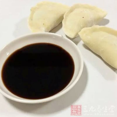 荞麥面250克,花椒粉適量,醋適量,花生粒適量 荞麥面250克,花椒粉適量,醋適量,花生粒適量