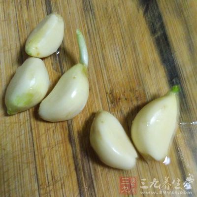 排骨,粉腸,搾菜,蒜瓣,姜片 排骨,粉腸,搾菜,蒜瓣,姜片