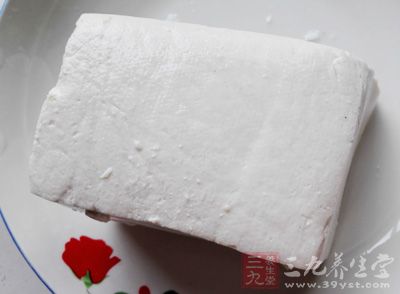 干黃花菜30克，豆腐l塊，豬瘦肉250克，食用油,鹽