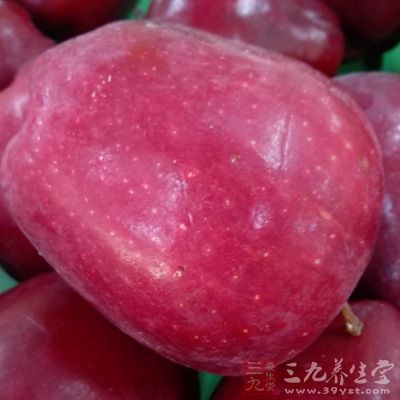 豬瘦肉、蘋果、沙梨各100克，薄荷葉、蜜棗、鹽各適量