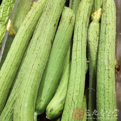 干黃花菜80g、 絲瓜350g、 瘦肉80g