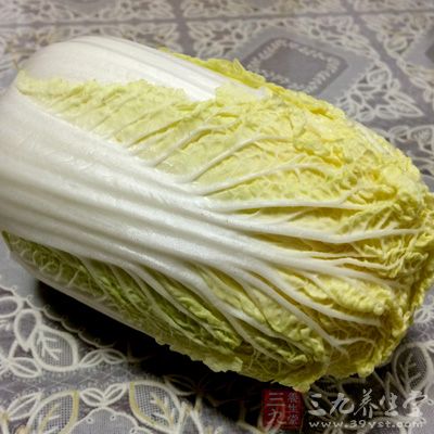 大白菜焯水放大碗底層,肉圓放在中間 大白菜焯水放大碗底層,肉圓放在中間