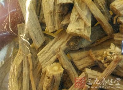 雪梨片各100克,黨參、山藥片、當歸各2克 雪梨片各100克,黨參、山藥片、當歸各2克