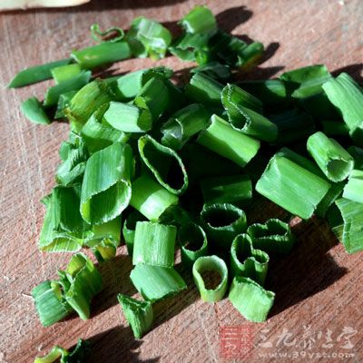 鲫魚一條，蔥5克，姜5克，料酒1茶匙(5ml)