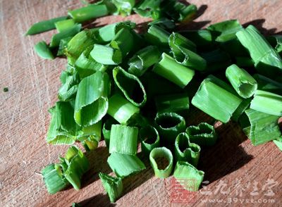豬裡脊350克,冬筍、黃瓜各50克,雞蛋清1個,蔥花 豬裡脊350克,冬筍、黃瓜各50克,雞蛋清1個,蔥花