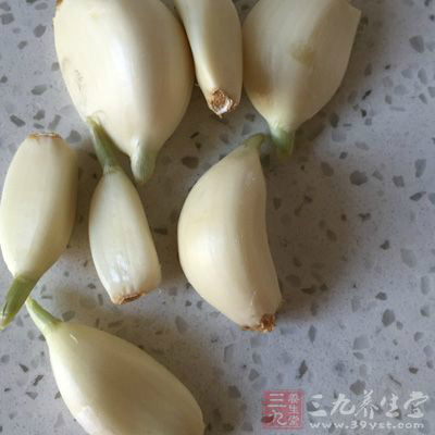 大蒜粒1茶匙(5g),黑胡椒1茶匙(5g),面粉50g 大蒜粒1茶匙(5g),黑胡椒1茶匙(5g),面粉50g