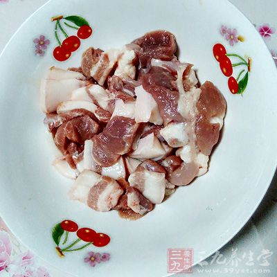 面粉250克,肉2兩,香菜少許,白蘿卜適量 面粉250克,肉2兩,香菜少許,白蘿卜適量