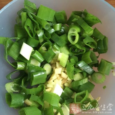 開火，鍋中倒入適量的油，燒熱後放入蔥蒜炒香