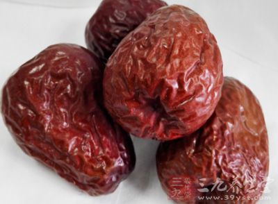薏仁120克，紅棗六顆，蓮子40克，冰糖18克