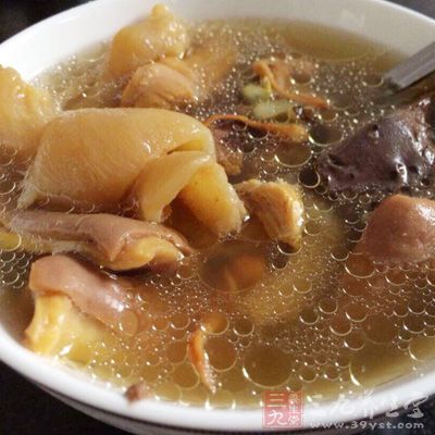 冬天服用豬蹄湯，能夠很好的強健腰腿