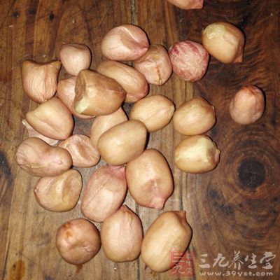 花生米500克,白糖350克,水180毫升,花生油30毫升 花生米500克,白糖350克,水180毫升,花生油30毫升