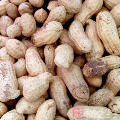 熟花生200克,糖120克,水25克 熟花生200克,糖120克,水25克