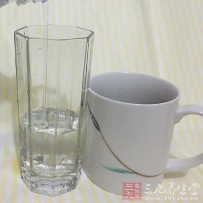 綠豆粉300G、糖粉(綿白糖)100G、水40ML 綠豆粉300G、糖粉(綿白糖)100G、水40ML