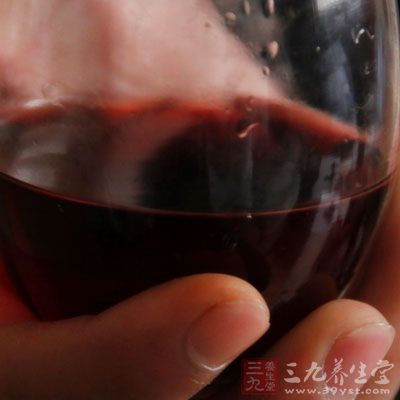加入紅酒、醬油，把電飯鍋內膽放入電飯鍋