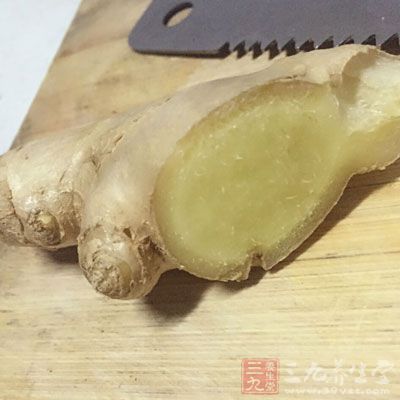 攪拌至牛肉發干，看上去沒有水分看，加上姜片，辣椒面，孜然