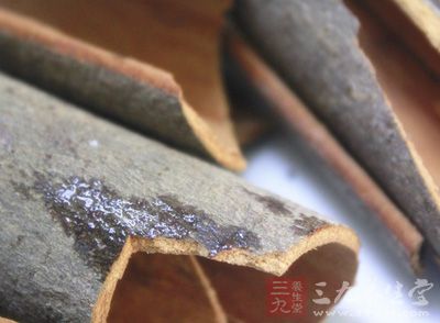 童子雞900克，砂仁15克，草果10克，肉桂10克