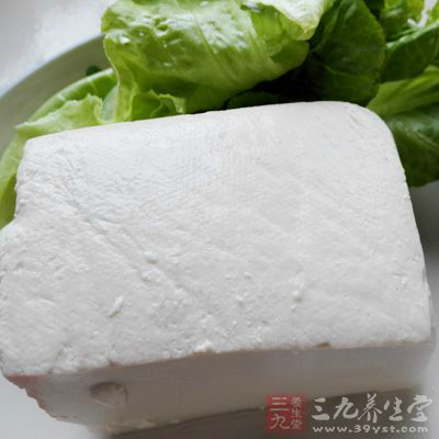 放入煎好的豆腐，加蓋燒3分鐘後，淋入水澱粉勾芡即可