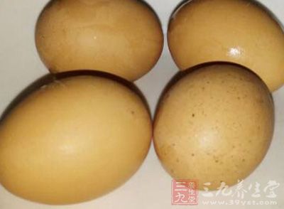雞蛋4顆，蝦醬15克，小蔥一顆