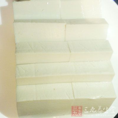 鲫魚，豆腐，金針菇，蔥姜，放入炖鍋，加水大火燒開轉小火
