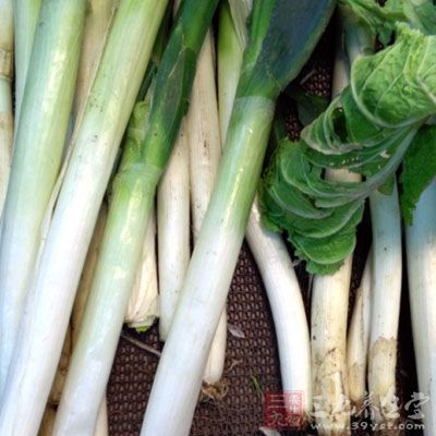 雞蛋2個，面粉100克，香蔥3根，食鹽1/4茶匙