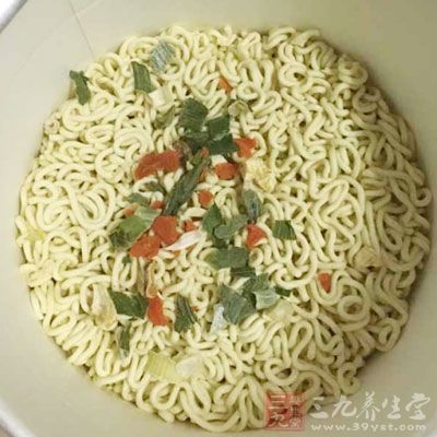 泡面1包，雞蛋2個，玉米適量