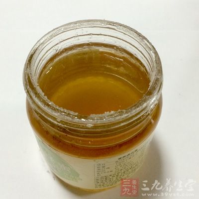 小勺蜂蜜和1小勺水調勻，用毛刷蘸蜂蜜水在每個圓餅表面薄薄的刷上一層