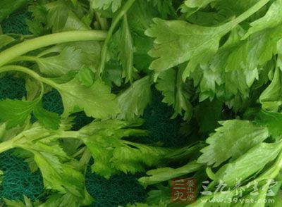 芹菜葉，紅菜椒，生花生，蒜沫，醋，鹽，生抽